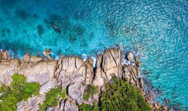 La Digue'deki güzel Seyşeller Plajı ve dağlarının havadan görünümü.