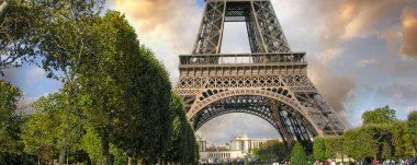 Paris, La Tour Eiffel. Şehrin ünlü kulesinde yaz günbatımı.
