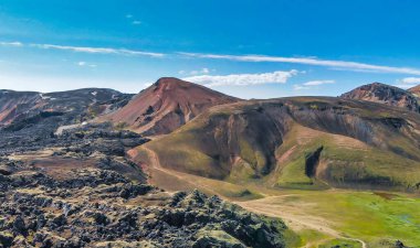 Landmannalaugar Bölgesi, İzlanda 'daki ünlü İzlanda manzarası. Arkaplanda yeşil lav tarlaları ve dağlar, hava manzarası