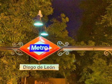 Madrid, İspanya - 29 Ekim 2022: İspanya 'nın başkenti Madrid' deki Diego de Leon metro istasyonunun dışındaki metro tabelasının kapanışı.