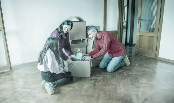 Moving New Home Concept Young Girl Her Parents Seated Cardboard — ストック写真