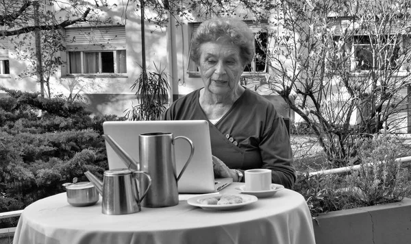 Kafkasyalı Emekli Kadın Kahvaltıda Bahçede Dizüstü Bilgisayar Kullanıyor Video Görüşmesi — Stok fotoğraf