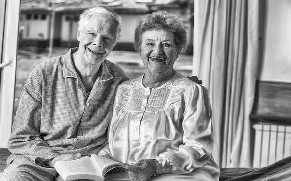 Lyckliga Äldste Paret Läsebok Sjukhussäng — Stockfoto