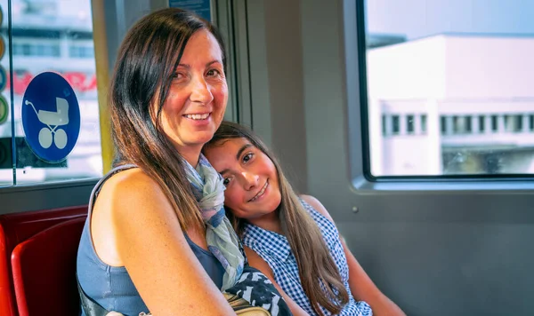Glückliches Junges Mädchen Bahn Zug Mit Ihrer Mutter — Stockfoto