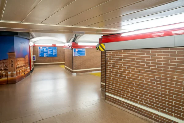 Avrupa Nın Kesimlerinde Bir Metro Istasyonu — Stok fotoğraf