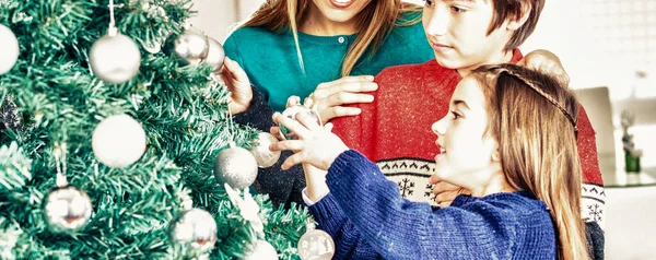 Moeder Met Kinderen Vieren Kerstmis Thuis — Stockfoto