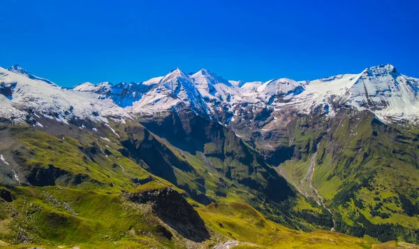 Antenni Näkymä Grossglocker Vuorenhuiput Kesäkaudella Drone Näkökulmasta — kuvapankkivalokuva