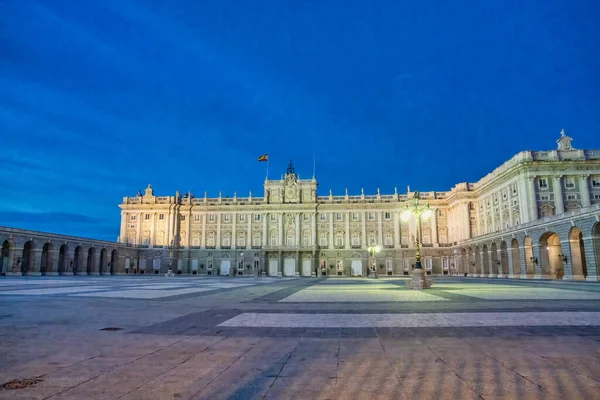 スペイン マドリードの日没時の王宮ファサード — ストック写真