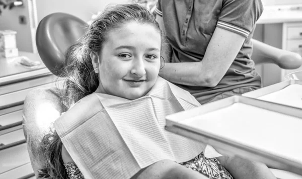 Молода Дівчина Яку Відвідує Стоматолог Крупним Планом Обличчя — стокове фото