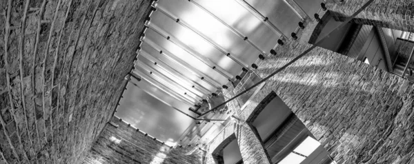ロンドン 2015年7月2日 現代の階段や古い建物の壁とアップルストアコベントガーデンのインテリア — ストック写真