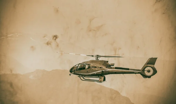Piros Mentőhelikopter Repülő Hegyvidéki Környezetben — Stock Fotó