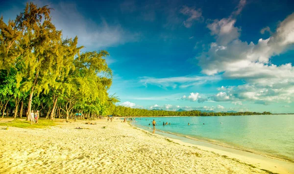 Mauritius Dubna 2019 Turisté Místní Obyvatelé Proslulé Pláži — Stock fotografie