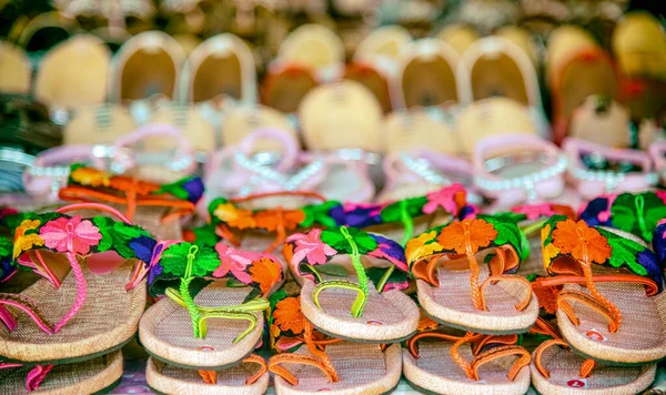 Des Pantoufles Colorées Dans Magasin Chaussures Tropicales — Photo