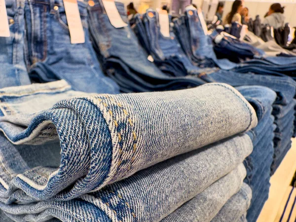 Stapel Blauwe Jeans Een Winkel — Stockfoto