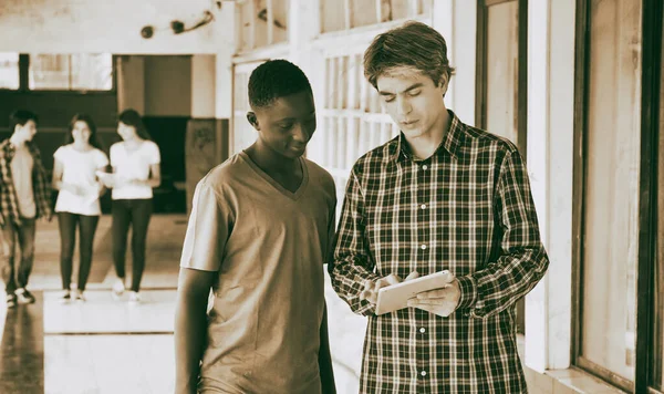 Lehrer Gespräch Mit Einer Fröhlichen Gruppe Multiethnischer Teenager Auf Dem — Stockfoto