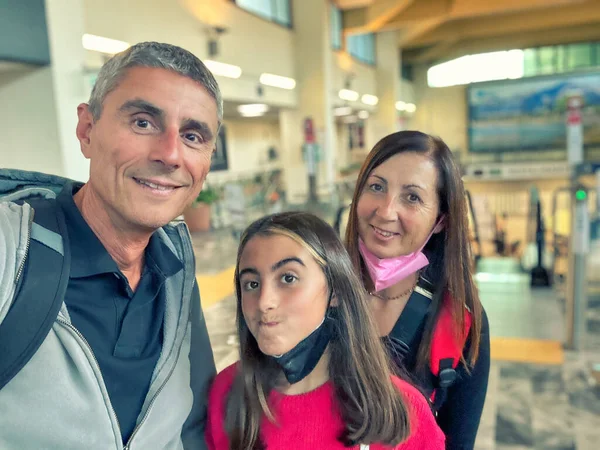 Lycklig Familjemedlem Till Resenärer Stadens Tågstation — Stockfoto
