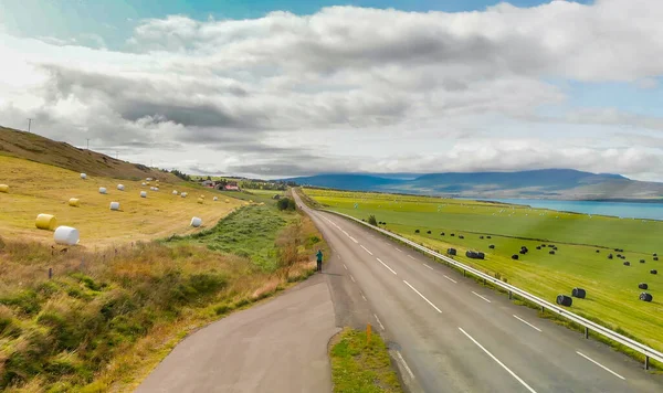 Aerial View Haylage Roll Säilörehu Kääritty Muovikalvojen Alalla Islanti — kuvapankkivalokuva