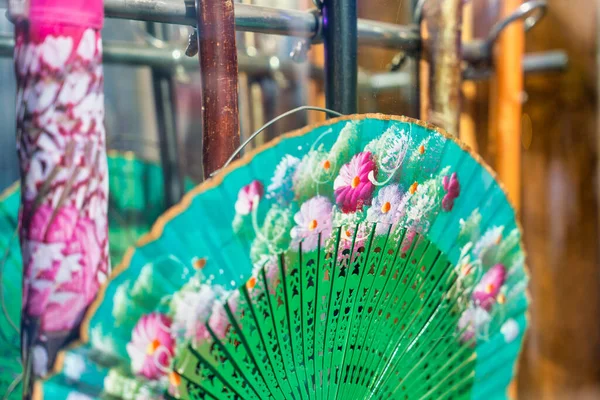 Восточный Японский Вентилятор Изолирован Традиционные Бумажные Китайские Японские Гейши Цветные — стоковое фото