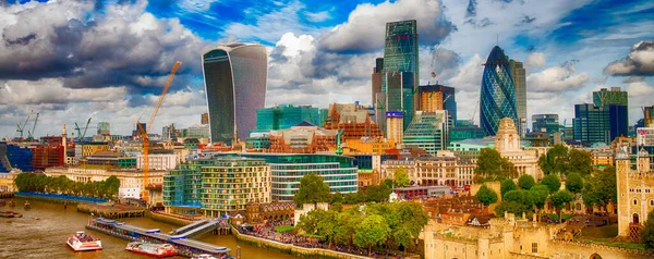 美丽阳光明媚的一天 泰晤士河畔的伦敦现代地平线 — 图库照片