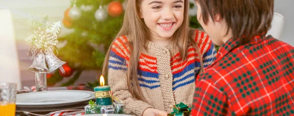 Gelukkig Glimlachen Kaukasische Familie Thuis Voor Kerstmis Het Uitpakken Van — Stockfoto