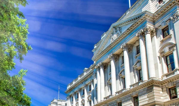 Weißes Gebäude Von London Entlang Eines Wunderschönen Parks — Stockfoto