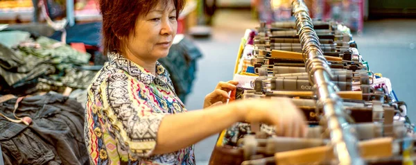 Hongkong Mai 2014 Asiatin Wählt Kleider Einem Geschäft — Stockfoto