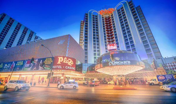 Las Vegas 2018年6月29日 観光客と夜のダウンタウンラスベガス フリーモント通り — ストック写真