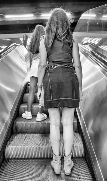 Kobieta Córka Jadą Stację Metra Ruchomymi Schodami Widok Tyłu — Zdjęcie stockowe