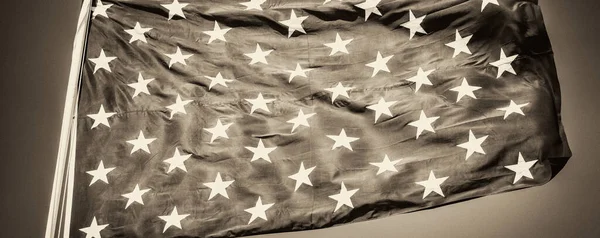 Modrá Vlajka Hvězdami Americká Vlajka Proti Obloze — Stock fotografie
