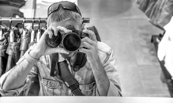 Fotógrafo Tirando Fotos Dentro Uma Loja Moda — Fotografia de Stock