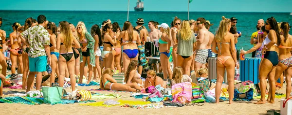佛罗里达州劳德代尔堡 Fort Lauderdale 2016年2月29日 一群年轻人在海滩上聚会 — 图库照片