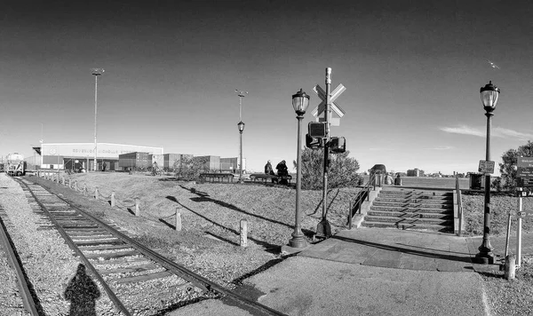 New Orleans 2016年2月 晴れた冬の日に鉄道沿いの都市のスカイライン — ストック写真