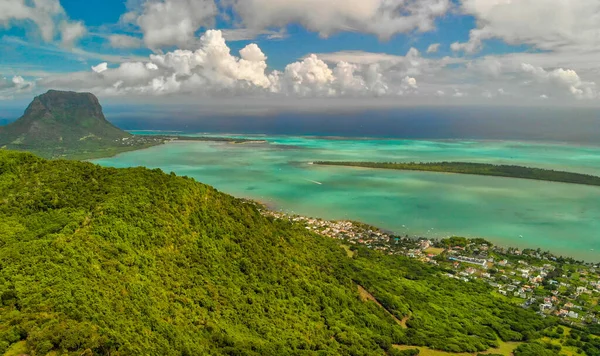 Mauritius Kıyılarının Panoramik Hava Manzarası Afrika Okyanus Bitki Örtüsüyle Güneşli — Stok fotoğraf
