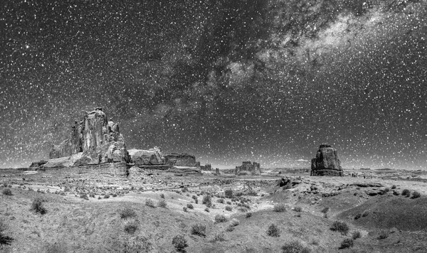 Noche Estrellada Sobre Formaciones Rocosas Parque Nacional Arches Utah Estados — Foto de Stock