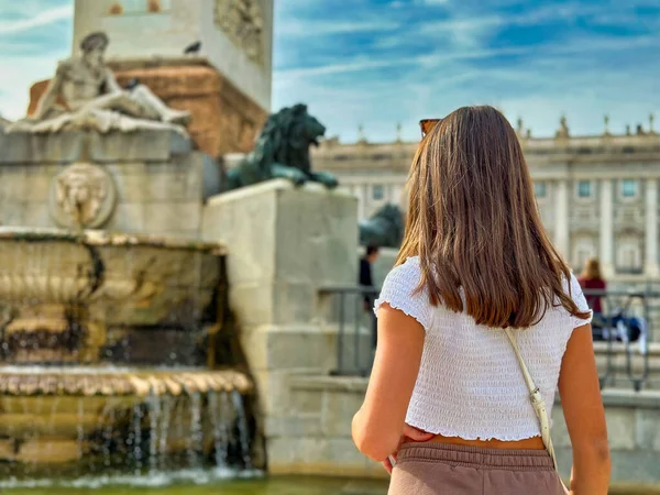 Rückansicht Eines Jungen Mädchens Beim Besuch Eines Stadtplatzes Europa — Stockfoto
