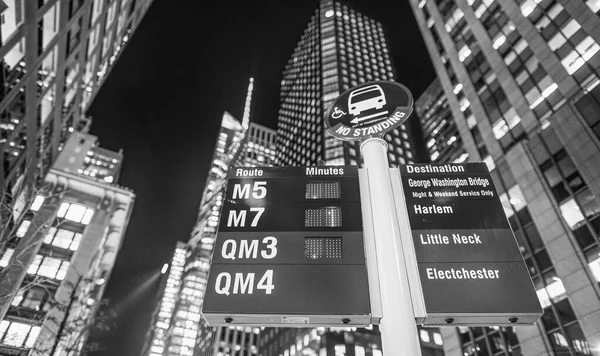 Manhattan Dezember 2018 Straßenschilder Und Öffentliche Verkehrsmittel Der Nacht — Stockfoto