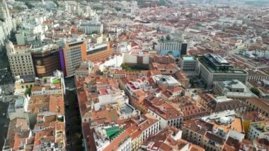 Madrid, İspanya - 29 Ekim 2022: Güneşli bir sonbahar gününde şehir simgeleri ve binaların hava manzarası.