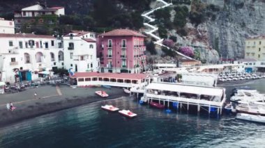 SORRENTO, İTALYA - 25 HAZİRAN 2021: Yaz günbatımında güzel sahil ve liman manzarası