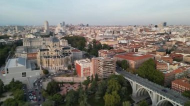 Madrid, İspanya. Kraliyet Sarayı bölgesindeki şehir simgeleri ve binaların havadan görüntüsü..
