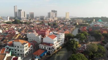 Malezya, İHA 'dan Malacca' nın hava görüntüsü. Güzel bir günde melaka renkli evler.