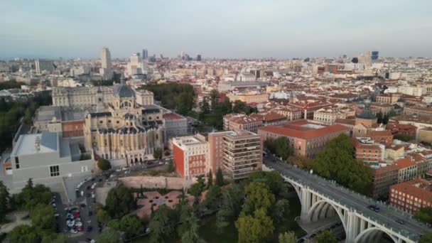 スペインのマドリード 王宮エリアからの都市のランドマークや建物の空中ビュー — ストック動画