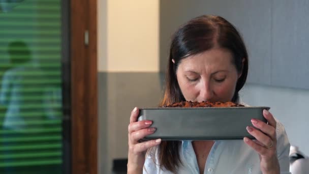 幸せな女性匂いベイクドケーキでザキッチン — ストック動画