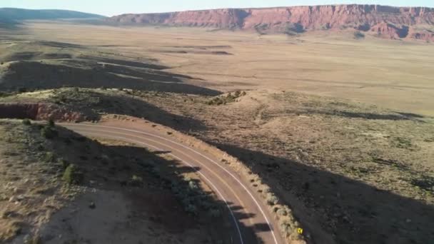 穿越峡谷山脉的道路 从无人驾驶飞机俯瞰天空 — 图库视频影像