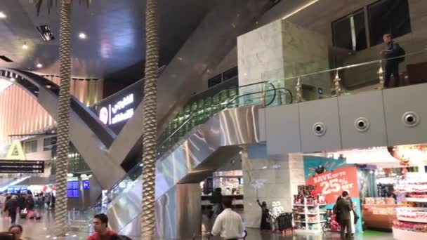 卡塔尔多哈 2018年8月 多哈国际机场内设有游客和商店 — 图库视频影像