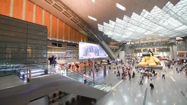 Доха Катар Август 2018 Интерьер Международного Аэропорта Дохи Туристами Магазинами — стоковое видео