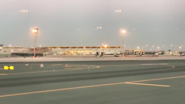 Міжнародний Аеропорт Доха Вночі — стокове відео