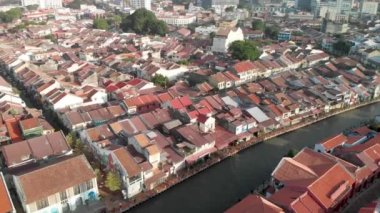 Malezya, İHA 'dan Malacca' nın hava görüntüsü. Güzel bir günde melaka renkli evler.