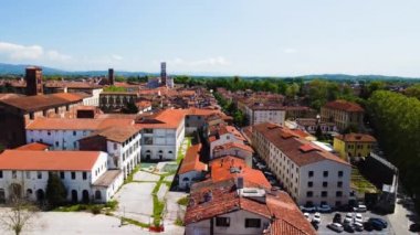 Lucca şehrinin bahar mevsiminde hava manzarası, Toskana - İtalya.