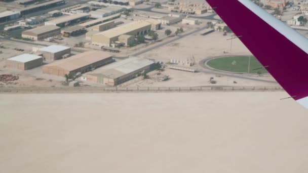 Buitenwijken Woestijn Van Doha Quatar Vanuit Het Vliegtuig — Stockvideo