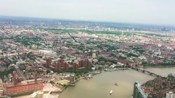 イギリス ロンドン 飛行ヘリコプターからテムズ川沿いの都市のスカイラインの空中ビュー — ストック動画